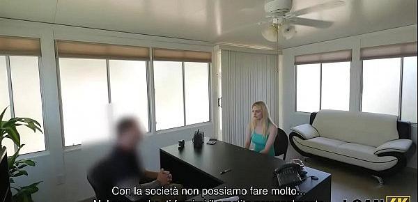  LOAN4K. Allie Rae ha davvero bisogno di soldi, quindi perché si spoglia e viene scopata duramente